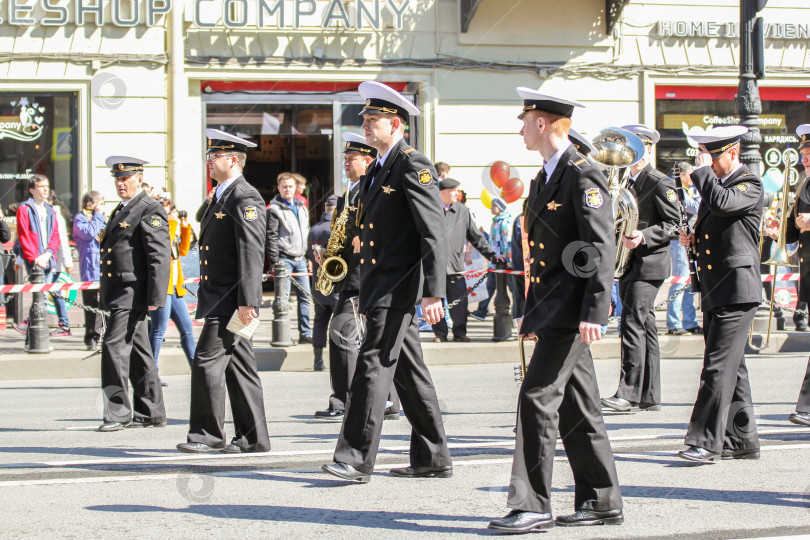 Скачать Группа военно-морских музыкантов на праздничной демонстрации. фотосток Ozero