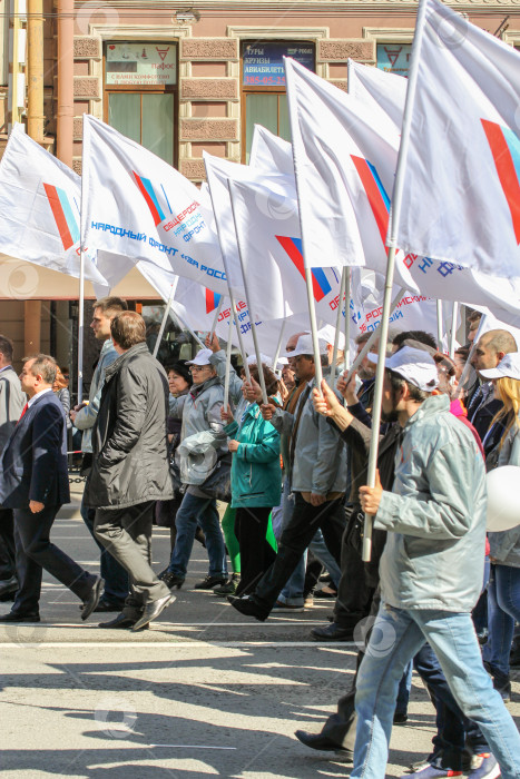 Скачать Движется шеренга людей с белыми флагами. фотосток Ozero