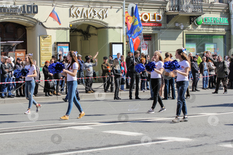 Скачать Группа поддержки молодых девушек на фестивале. фотосток Ozero