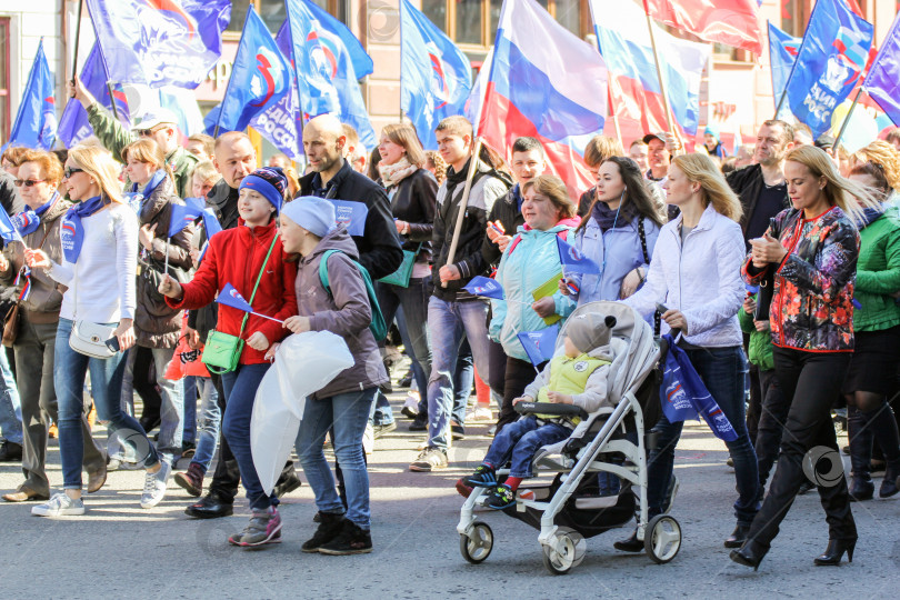 Скачать Молодые люди с детьми в колонне. фотосток Ozero