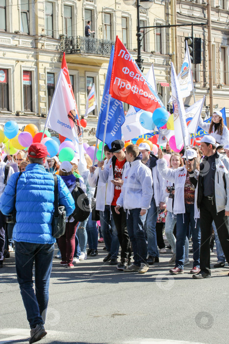 Скачать Группа молодых людей с флагами. фотосток Ozero