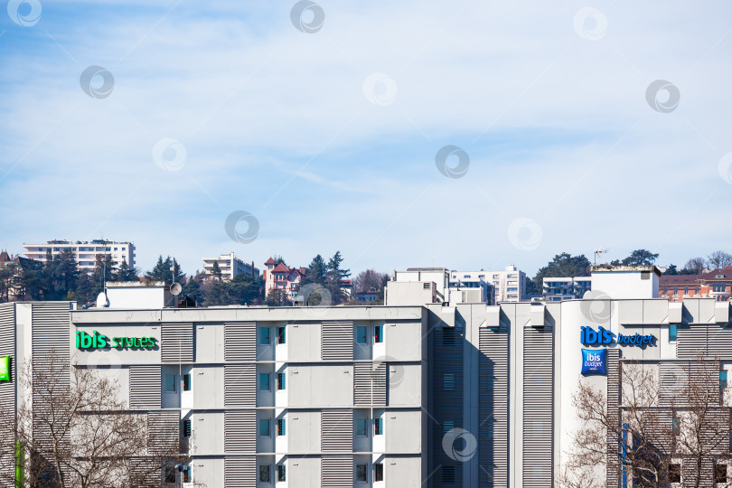Скачать Стили IBIS и логотип IBIS Budget на здании отеля фотосток Ozero
