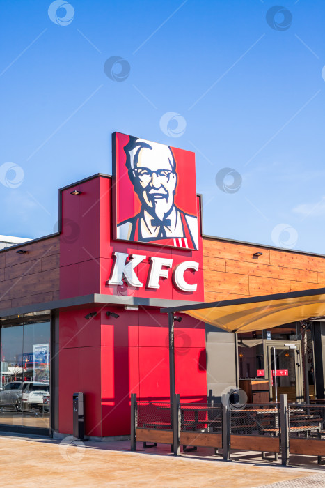 Скачать Логотип ресторана быстрого питания KFC на его здании фотосток Ozero