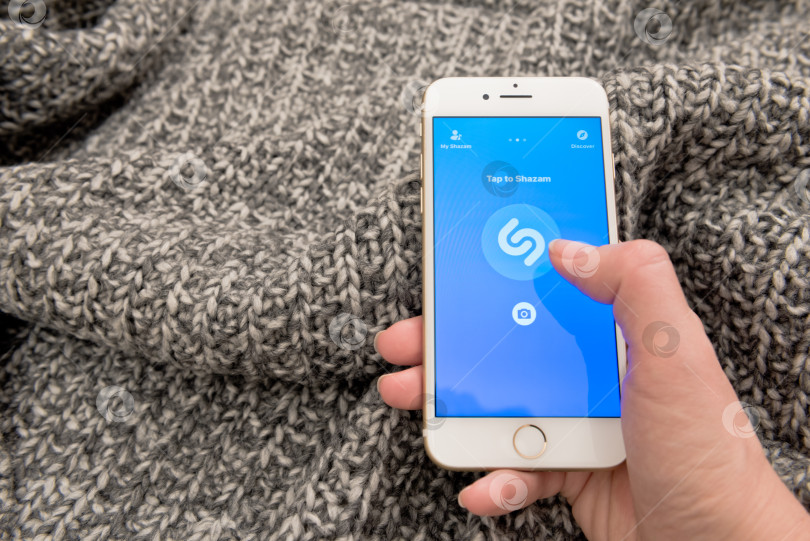 Скачать Мобильное приложение Shazam на экране Apple Iphone 7 фотосток Ozero