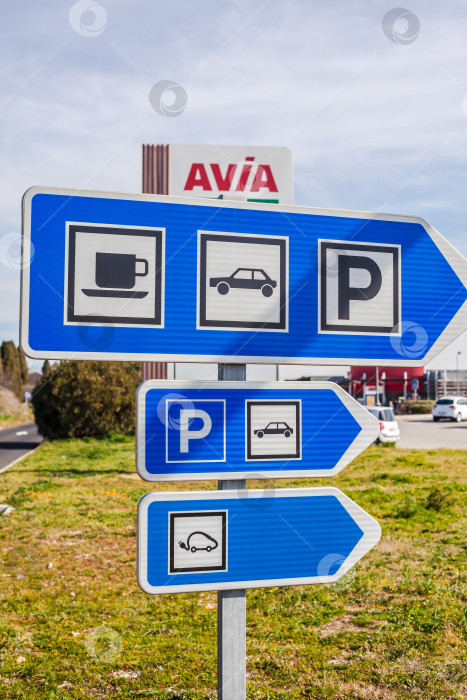Скачать Дорожные знаки на автозаправочной станции AVIA фотосток Ozero