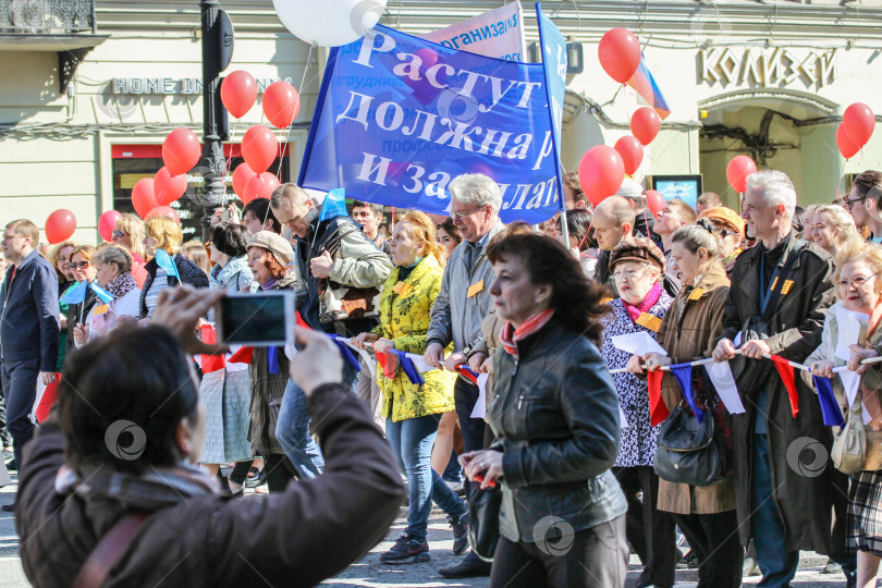 Скачать Толпа прогуливающихся людей. фотосток Ozero