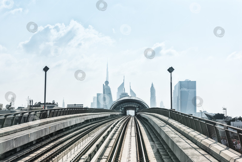 Скачать вид на подземную дорогу в центре Дубая фотосток Ozero