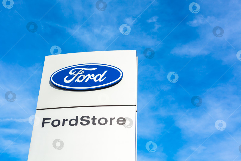 Скачать Логотип бренда Ford на фоне ярко-голубого неба фотосток Ozero