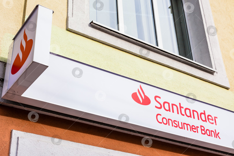 Скачать Фирменный логотип Santander Consumer Bank на своем офисе фотосток Ozero