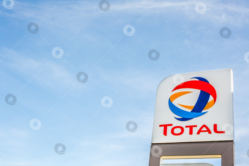 Скачать Логотип компании Total на своей заправочной станции фотосток Ozero