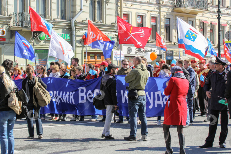 Скачать Очередь людей с разными флагами. фотосток Ozero