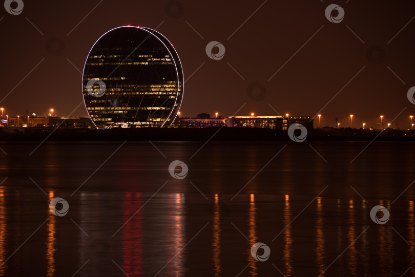 Скачать Вид на здание штаб-квартиры Aldar и ночной пейзаж Абу-Даби фотосток Ozero
