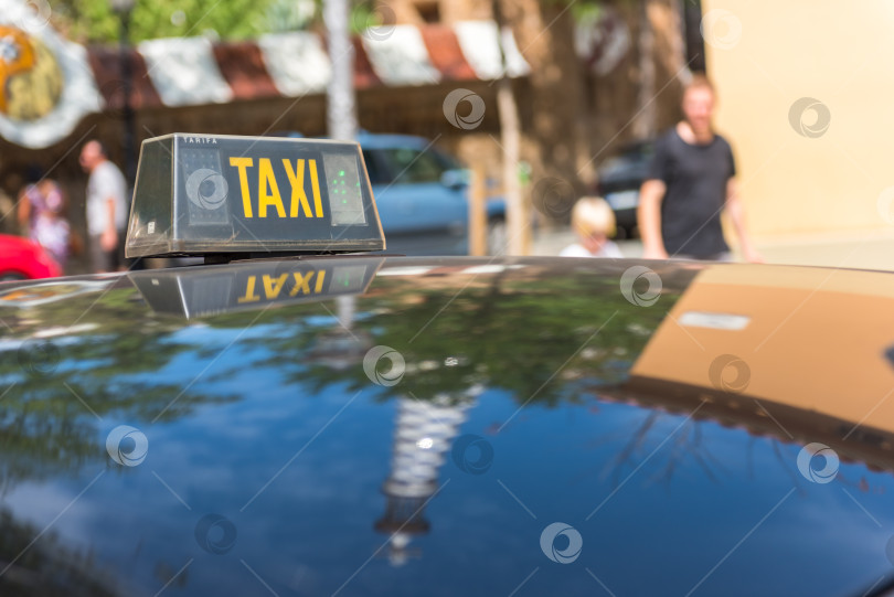 Скачать Детали такси с отражениями зданий фотосток Ozero