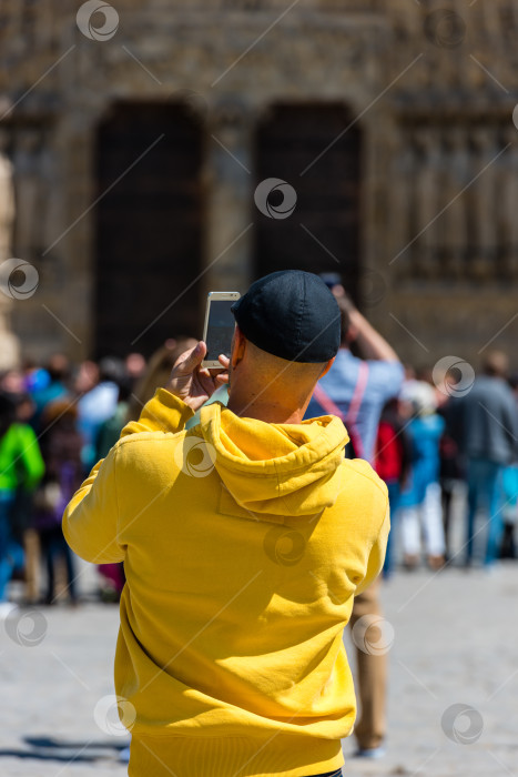 Скачать Мужчина фотографирует на улице фотосток Ozero