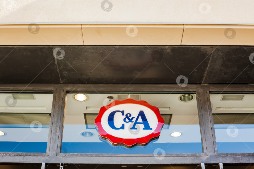 Скачать Логотип магазина C&A на его здании фотосток Ozero