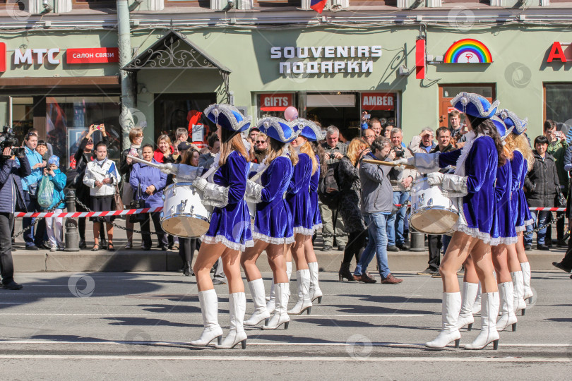 Скачать Два ряда молодых девушек-барабанщиц. фотосток Ozero