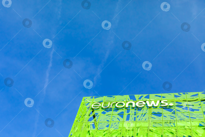 Скачать Логотип бренда Euronews на здании его штаб-квартиры фотосток Ozero