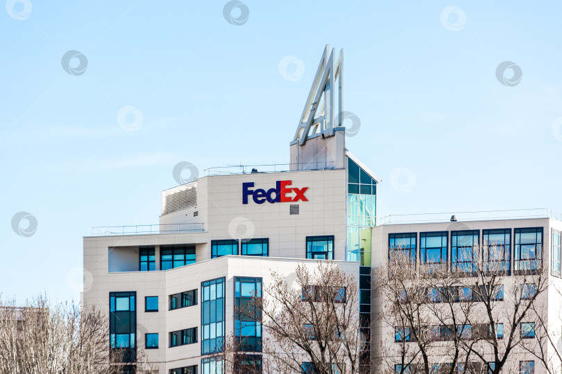 Скачать Фирменный логотип корпорации FedEx на офисном здании фотосток Ozero
