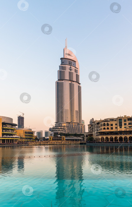 Скачать Шоу дубайских фонтанов состоится в торговом центре Dubai Mall фотосток Ozero