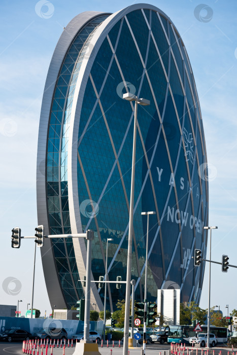 Скачать Вид на здание штаб-квартиры Aldar в Абу-Даби фотосток Ozero