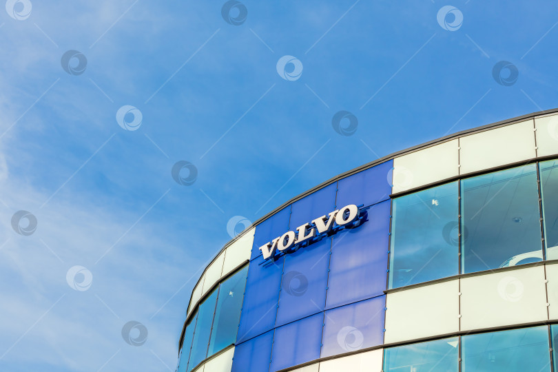 Скачать Логотип бренда Volvo на фоне ярко-голубого неба фотосток Ozero