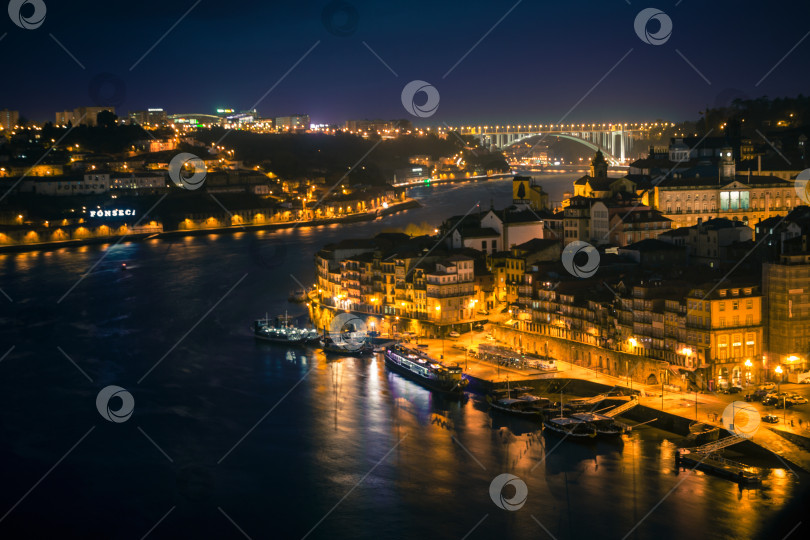 Скачать Обзор Старого города Порту, Португалия, ночью фотосток Ozero
