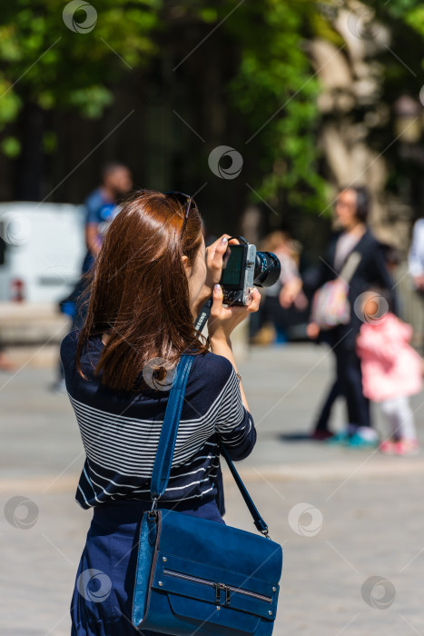Скачать Молодая женщина фотографируется фотосток Ozero