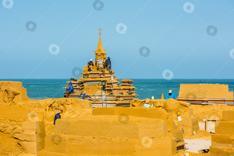 Скачать Подготовка к фестивалю песчаных скульптур фотосток Ozero
