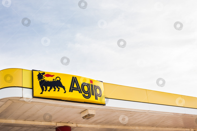Скачать Логотип Agip на своей заправочной станции фотосток Ozero