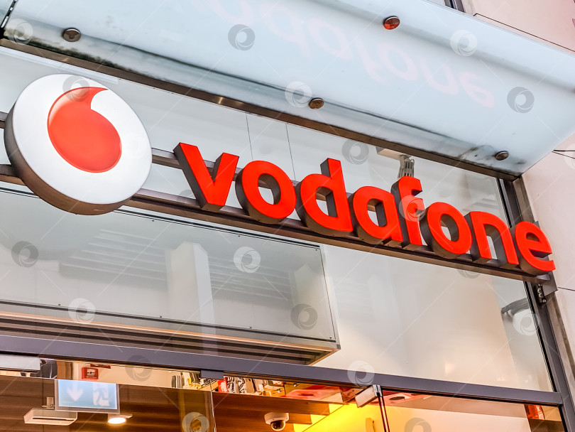 Скачать Магазин Vodafone на улице фотосток Ozero