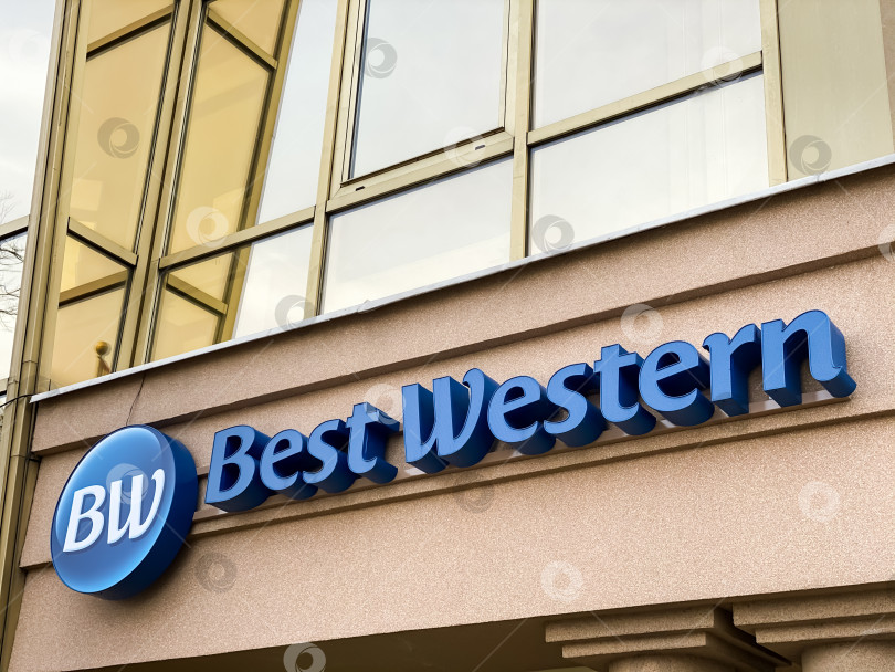 Скачать Логотип Best Western на здании отеля фотосток Ozero