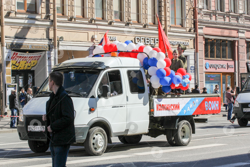 Скачать Маленький грузовичок, украшенный воздушными шарами. фотосток Ozero