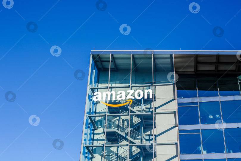 Скачать Логотип Amazon на офисном здании в Мюнхене, Германия фотосток Ozero