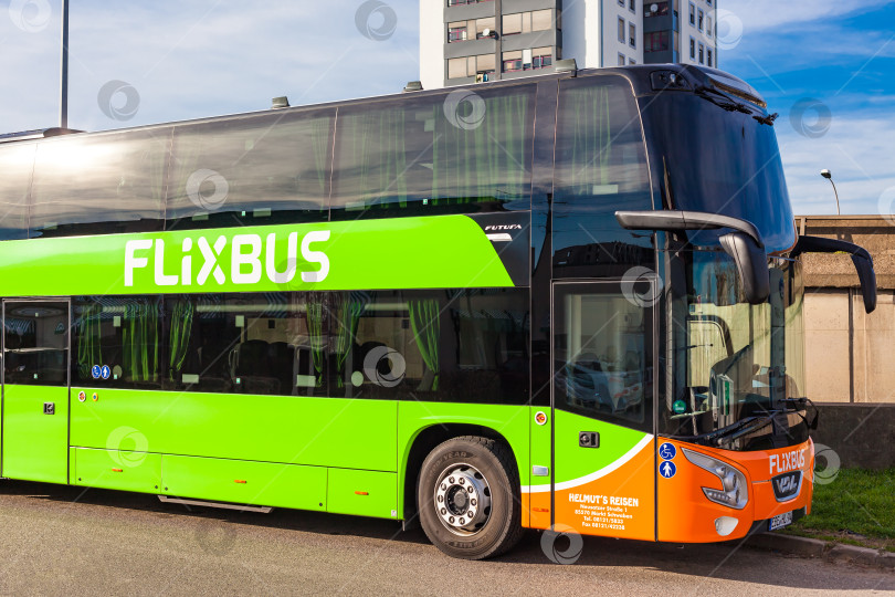 Скачать Логотип FlixBus на зеленом автобусе. Путешествие на автобусе фотосток Ozero