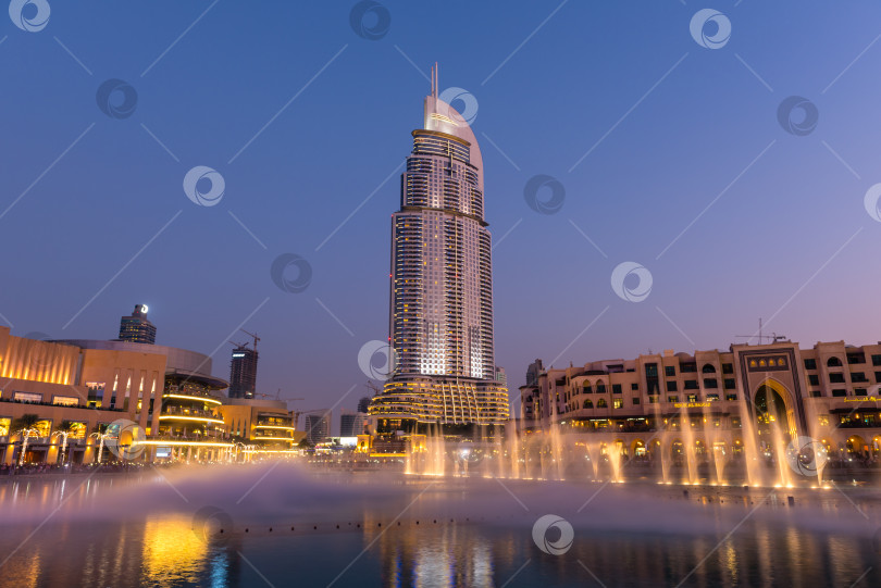 Скачать Шоу дубайских фонтанов в торговом центре Dubai Mall фотосток Ozero