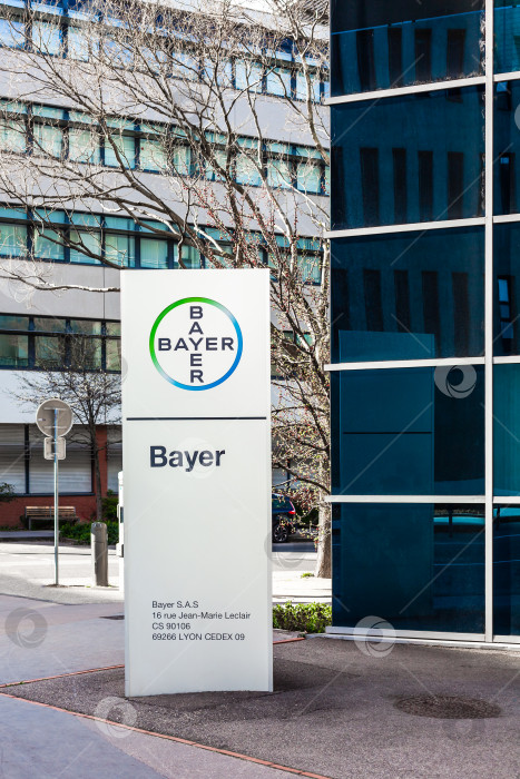 Скачать Логотип бренда Bayer AG на офисном здании в Лионе фотосток Ozero