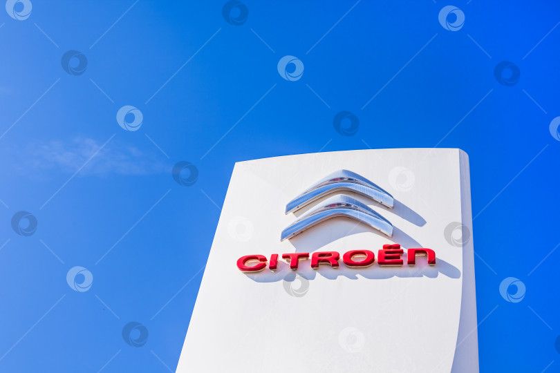 Скачать Логотип бренда Citroen на фоне чистого голубого неба фотосток Ozero