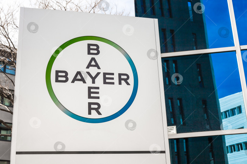 Скачать Логотип бренда Bayer AG на офисном здании в Лионе фотосток Ozero