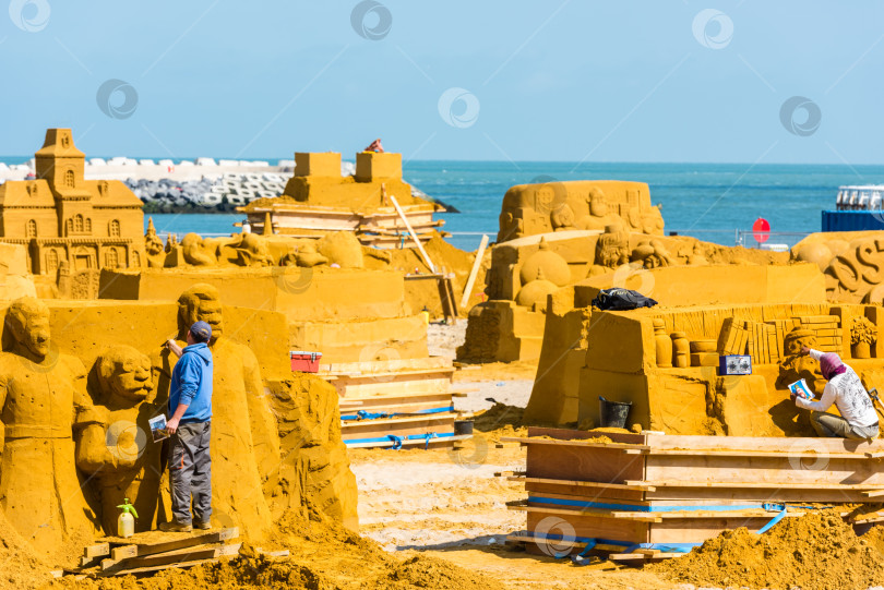 Скачать Подготовка к фестивалю песчаных скульптур фотосток Ozero