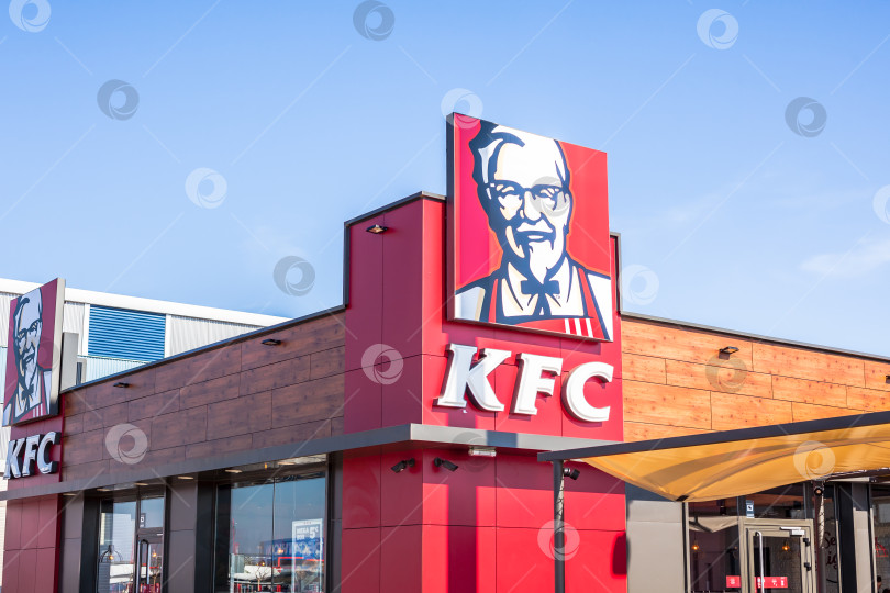 Скачать Логотип ресторана быстрого питания KFC на его здании фотосток Ozero