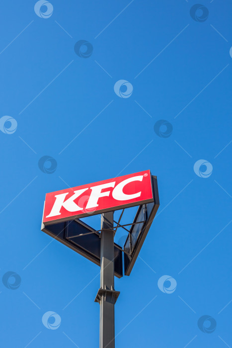 Скачать Логотип ресторана быстрого питания KFC на его здании фотосток Ozero