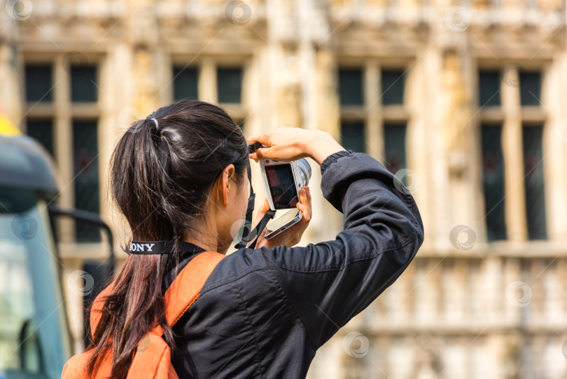 Скачать Молодая азиатка фотографируется с обратной стороны фотосток Ozero