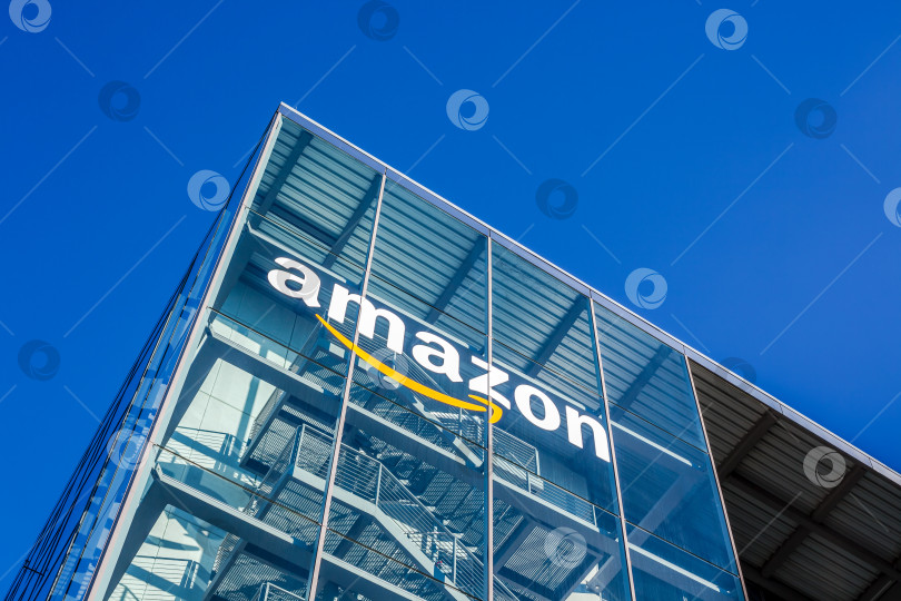 Скачать Логотип Amazon на офисном здании в Мюнхене, Германия фотосток Ozero