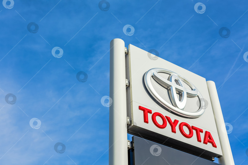 Скачать Логотип бренда Toyota на фоне ярко-голубого неба фотосток Ozero