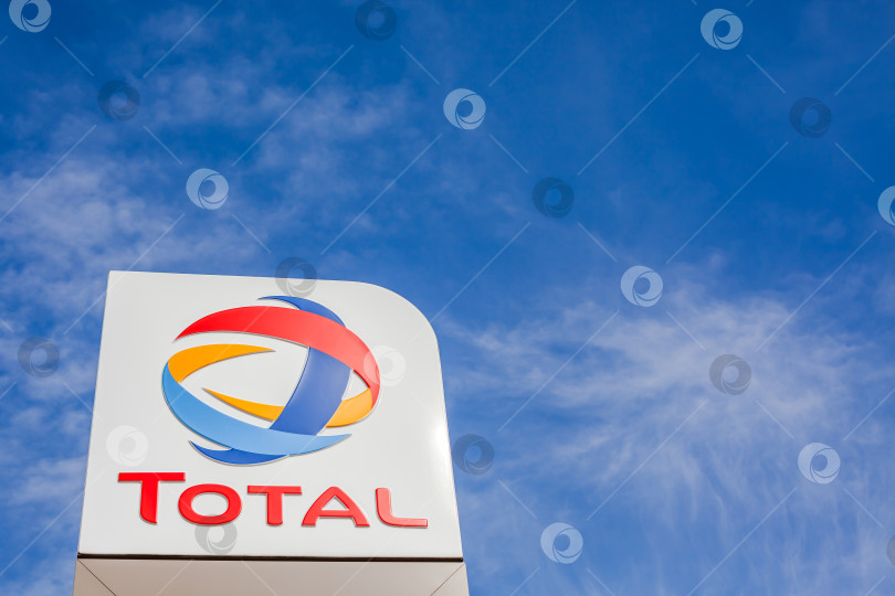 Скачать Логотип компании Total на своей заправочной станции фотосток Ozero