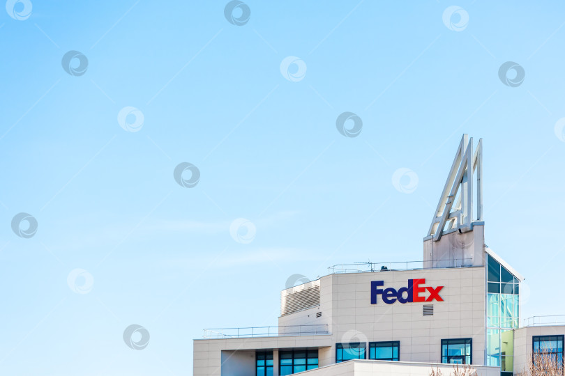 Скачать Фирменный логотип корпорации FedEx на офисном здании фотосток Ozero