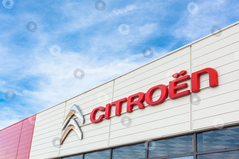 Скачать Логотип бренда Citroen на фоне ярко-голубого неба фотосток Ozero