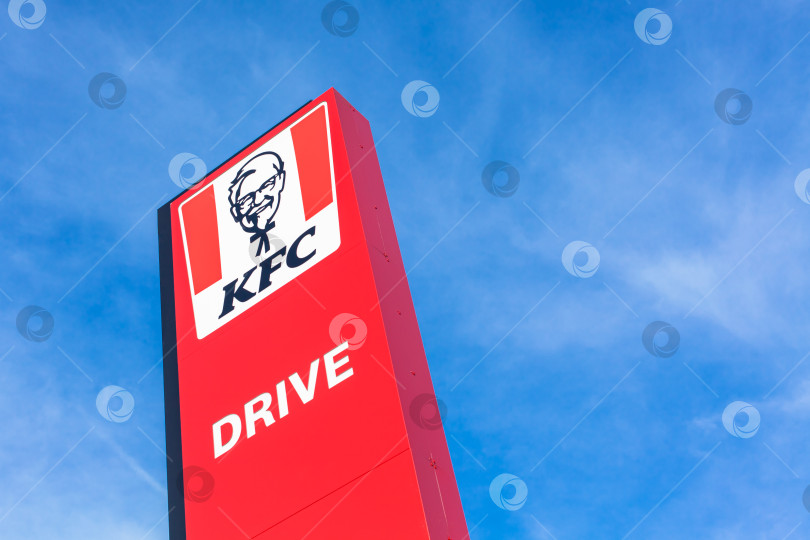 Скачать Логотип ресторана быстрого питания KFC на его здании фотосток Ozero