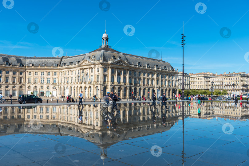 Скачать Зеркальный фонтан в Бордо, Франция фотосток Ozero