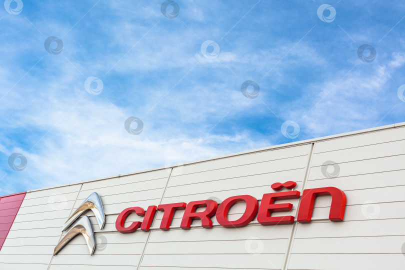 Скачать Логотип бренда Citroen на фоне ярко-голубого неба фотосток Ozero